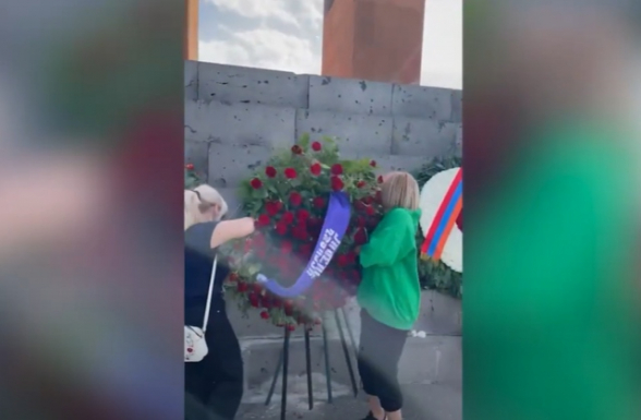 Քաղաքացիները «Սրբազան պայքար» գրությամբ ծաղկեպսակով ծածկել են Փաշինյանի անունից դրված ծաղկեպսակը (տեսանյութ)